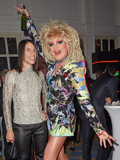 Catwalk-Trainer und Stylist Jorge Gonzalez (l) und Drag Queen Olivia Jones