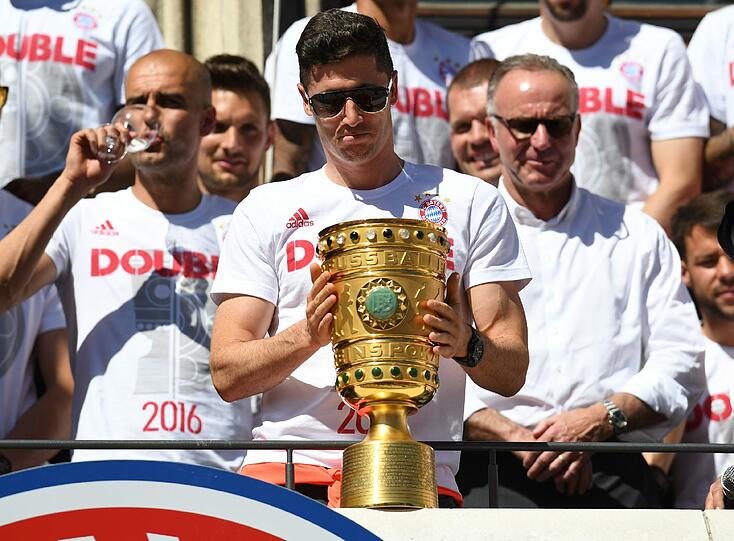 Pokal-Sause, Pep-Abschied und Double-Feier: Der FC Bayern lässt's auf dem Rathausbalkon krachen. Die Bilder.