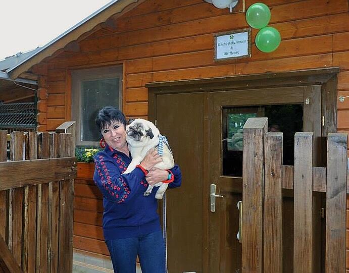 Mops Sir Henry und seine Besitzerin, PR-Beraterin Uschi Ackermann, sind in München bekannt wie die sprichwörtlichen bunten Hunde.