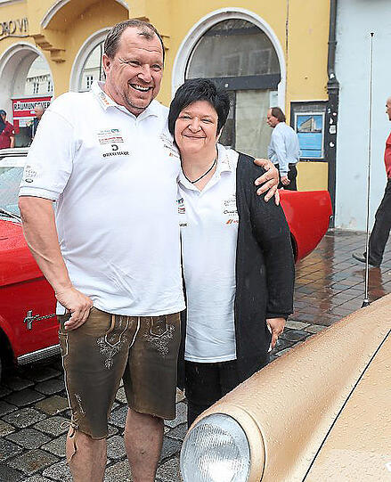 Christian Stepper und Beate Johann mit einem Ford Mustang.