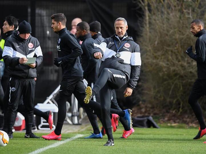 Trainer Adi Hütter (M.) trifft mit Eintracht Frankfurt auf Red Bull Salzburg.