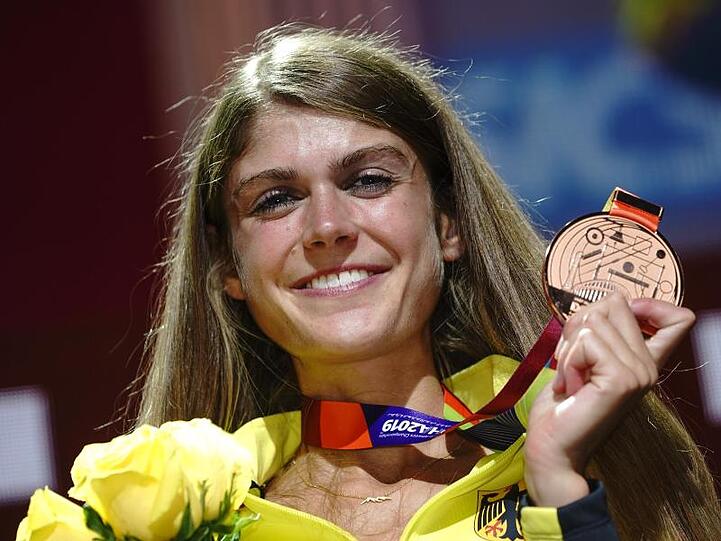 Konstanze Klosterhalfen zeigt nach der Siegerehrung ihre Bronzemedaille.
