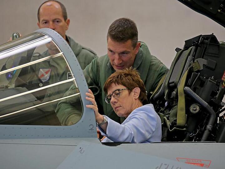 Annegret Kramp-Karrenbauer sitzt im Cockpit eines Eurofighters (Archiv).