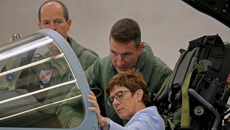 Annegret Kramp-Karrenbauer sitzt im Cockpit eines Eurofighters (Archiv). Annegret Kramp-Karrenbauer sitzt im Cockpit eines Eurofighters (Archiv).