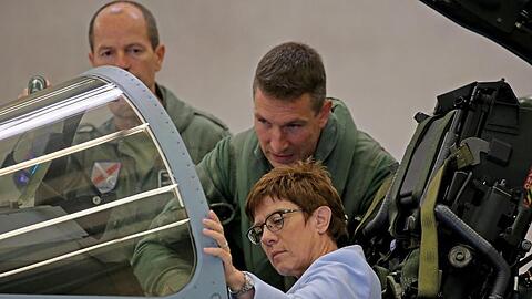 Annegret Kramp-Karrenbauer sitzt im Cockpit eines Eurofighters (Archiv).