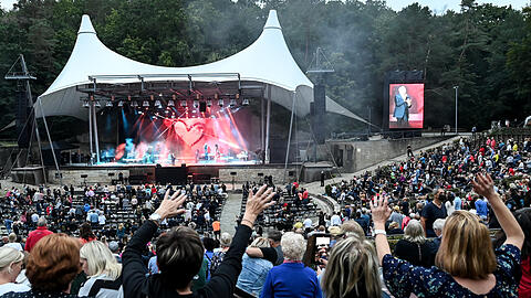 Roland Kaiser singt zum Start der Konzertreihe "Back to Live" am Donnerstag in der Berliner Waldbühne mit den maximal erlaubten 5000 Zuschauern. Es ist eines der ersten großen Konzerte nach dem Corona-Neustart.
