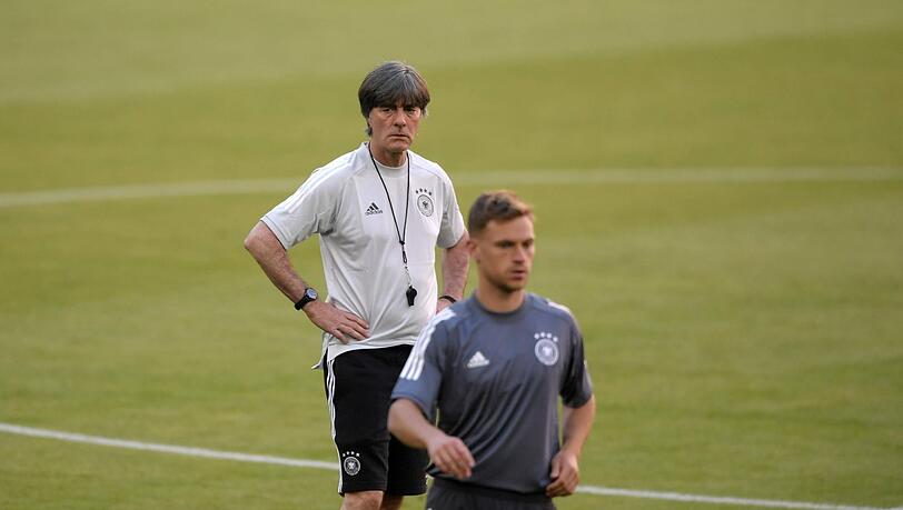 Wohin mit Joshua Kimmich (v.)? Es ist eine der wichtigsten Fragen, die sich gerade die deutschen Fußballfans stellen - und Joachim Löw kann sie als einziger entscheiden.