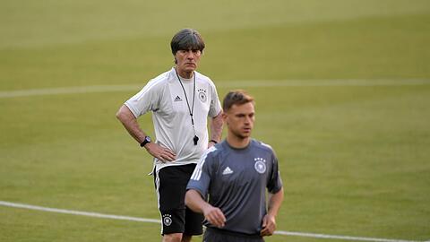Wohin mit Joshua Kimmich (v.)? Es ist eine der wichtigsten Fragen, die sich gerade die deutschen Fußballfans stellen - und Joachim Löw kann sie als einziger entscheiden.