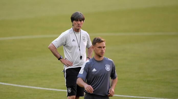Wohin mit Joshua Kimmich (v.)? Es ist eine der wichtigsten Fragen, die sich gerade die deutschen Fußballfans stellen - und Joachim Löw kann sie als einziger entscheiden.