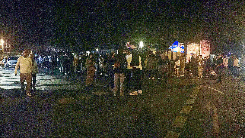 Am Eingang bildete sich schon sehr früh eine lange Warteschlange. Am Eingang bildete sich schon sehr früh eine lange Warteschlange.