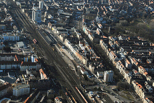 Am Fürther Hauptbahnhof werden bereits alte Güterschuppen abgerissen (Bildmitte), um Platz für den viergleisigen Ausbau zu schaffen.