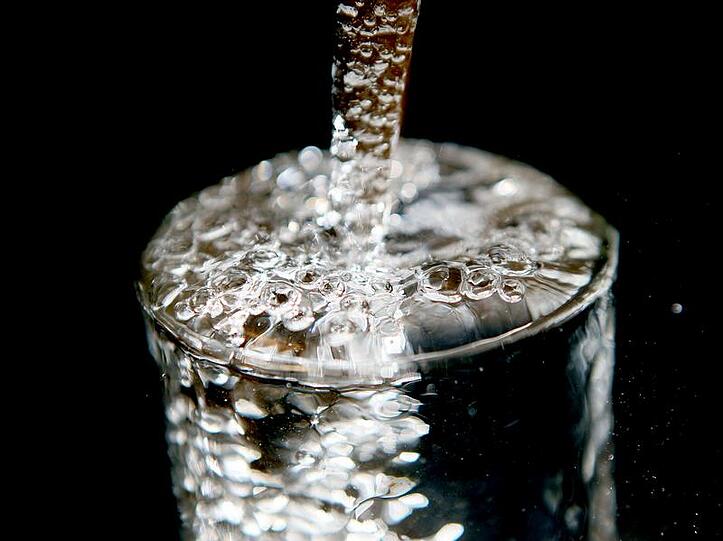 Eine Frau aus Neu-Ulm trank Glasreiniger statt Mineralwasser.