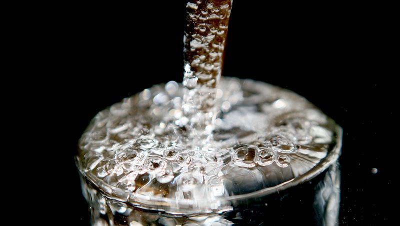 Eine Frau aus Neu-Ulm trank Glasreiniger statt Mineralwasser. Eine Frau aus Neu-Ulm trank Glasreiniger statt Mineralwasser.