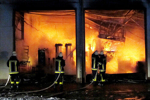 Aus den ehemals wertvollen Omnibussen machten die Flammen im Inneren der Halle nur glühende Eisenskelette.