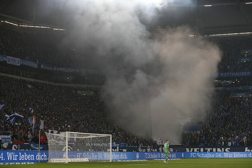 Etwa zwei Dutzend bengalische Fackeln haben Ultras in Gelsenkirchen gezündet.