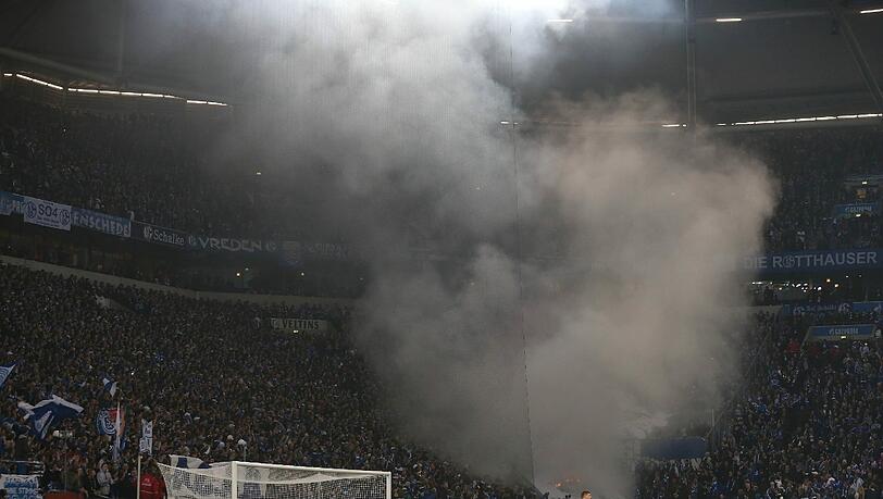 Etwa zwei Dutzend bengalische Fackeln haben Ultras in Gelsenkirchen gezündet. Etwa zwei Dutzend bengalische Fackeln haben Ultras in Gelsenkirchen gezündet.
