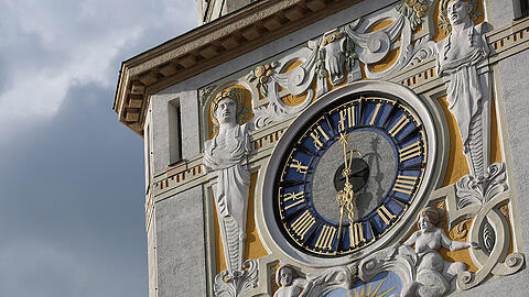 Mehr als nur ein Zeitanzeiger: Die Uhr am Müller&rsquo;schen Volksbad.