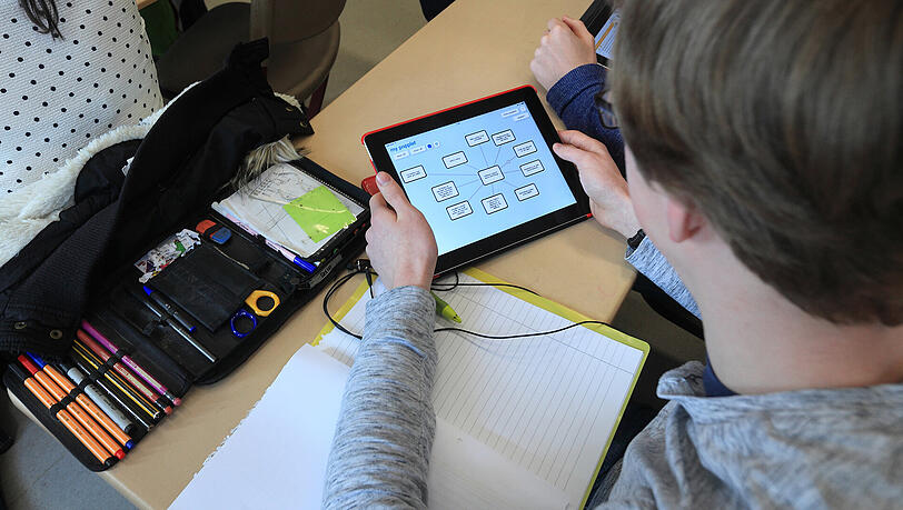 Nach einer Studie der Bertelsmann-Stiftung stehen auch immer mehr Lehrer und Schulleiter dem digitalen Lernen positiv gegenüber. Nach einer Studie der Bertelsmann-Stiftung stehen auch immer mehr Lehrer und Schulleiter dem digitalen Lernen positiv gegenüber.