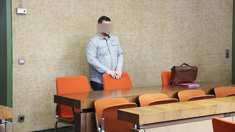 Der Angeklagte vor Prozessbeginn. Der Angeklagte vor Prozessbeginn.