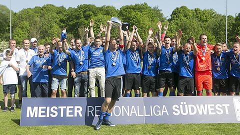 Die Spieler des 1. FC Saarbrücken jubeln über den Meistertitel in der Regionalliga Südwest.