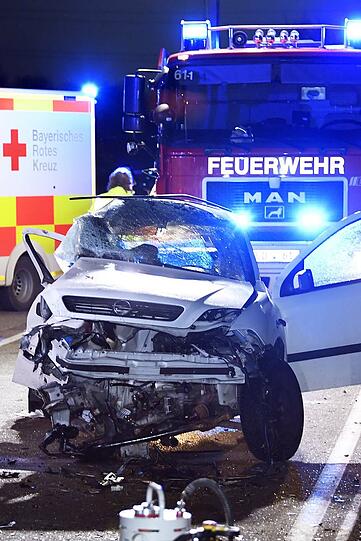 Schwerer Verkehrsunfall auf der FTO: Ein Opel Astra kommt von Straße ab und rast in den Gegenverkehr.