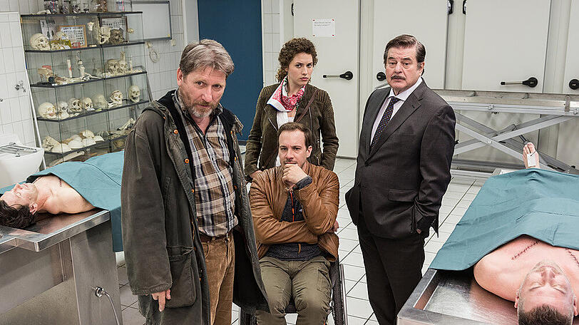 "Die Toten von Salzburg: Zeugenmord": Hubert Mur (Michael Fitz, l.), Major Peter Palfinger (Florian Teichtmeister, M.), Irene Russmeyer (Fanny Krausz) und Hofrat Alfons Seywald (Erwin Steinhauer) in der Pathologie