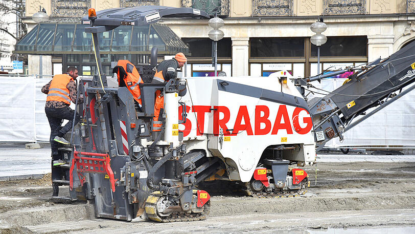 2. April: Mit einer Kaltfräse rücken die Bauarbeiter dem Erdreich unter dem Brunnen zu Leibe. Die aktuellen Bilder vom Stachus.
