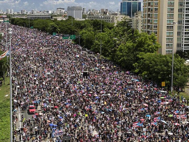 Zahlreiche Menschen in der Hauptstadt San Juan protestieren gegen den Gouverneur Rossello.