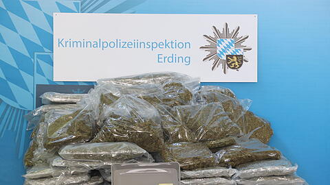 90 Kilogramm Marihuana, eine Axt und Bargeld hat die Polizei bei einer Razzia gefunden.