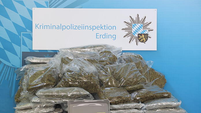 90 Kilogramm Marihuana, eine Axt und Bargeld hat die Polizei bei einer Razzia gefunden.