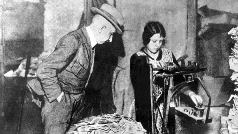 Hyperinflation 1923: Abwiegen der Geldscheine, die kaum mehr Wert als Papier waren. Hyperinflation 1923: Abwiegen der Geldscheine, die kaum mehr Wert als Papier waren.