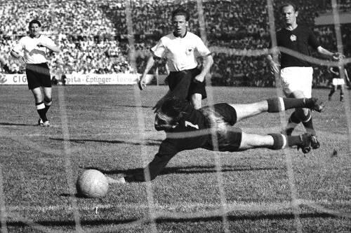 Stuermer Alfred Pfaff schiesst im Juni 1954 bei der deutschen 8-3-Niederlage gegen Ungarn vor 56.000 Zuschauern im Basler St. Jakob Stadion das erste Tor fuer Deutschland.
