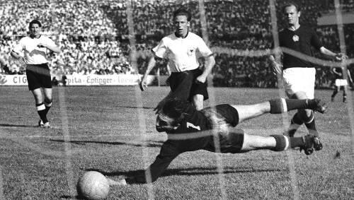 Stuermer Alfred Pfaff schiesst im Juni 1954 bei der deutschen 8-3-Niederlage gegen Ungarn vor 56.000 Zuschauern im Basler St. Jakob Stadion das erste Tor fuer Deutschland. Stuermer Alfred Pfaff schiesst im Juni 1954 bei der deutschen 8-3-Niederlage gegen Ungarn vor 56.000 Zuschauern im Basler St. Jakob Stadion das erste Tor fuer Deutschland.