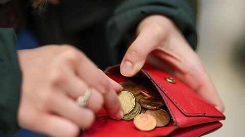 Je h&ouml;her die Teuerungsrate, umso geringer die Kaufkraft der Menschen: Sie k&ouml;nnen sich f&uuml;r einen Euro dann weniger leisten und halten sich mit gr&ouml;&szlig;eren Anschaffungen zur&uuml;ck. (Symbolbild)