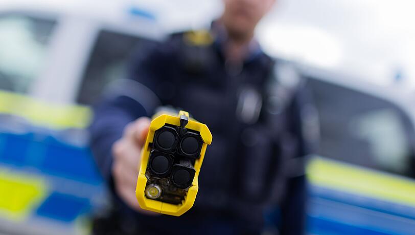 Um den 26-J&auml;hrigen zu &uuml;berw&auml;ltigen, setzt die Polizei einen Taser ein. (Symbolbild)