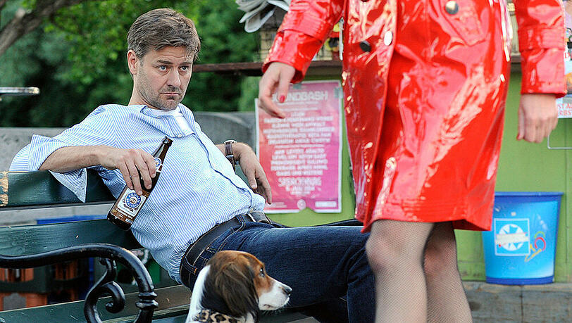 "Hochzeitskönig": Barney (Marcus Mittermeier) ist frustriert und wird von der Prostituierten Carmen (Katharina Schubert) angesprochen "Hochzeitskönig": Barney (Marcus Mittermeier) ist frustriert und wird von der Prostituierten Carmen (Katharina Schubert) angesprochen