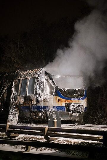 Ein technischer Defekt soll für das Feuer in dem Regionalzug verantwortlich sein. Die Bilder.