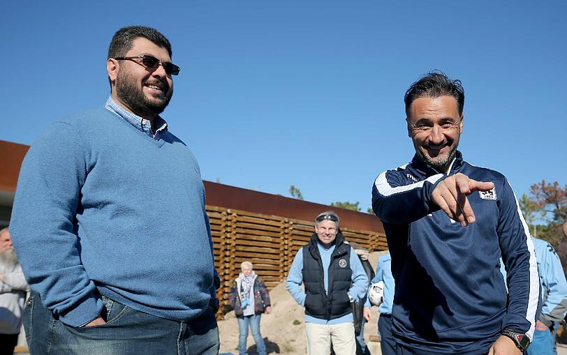 Am Montagmittag kam Löwen-Investor Hasan Ismaik im Trainingslager des TSV 1860 an und sprach zuerst mit Fans und Trainer Vitor Pereira. Die Bilder vom Besuch.