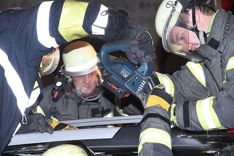 Die Feuerwehr bei der Übung auf der A8.