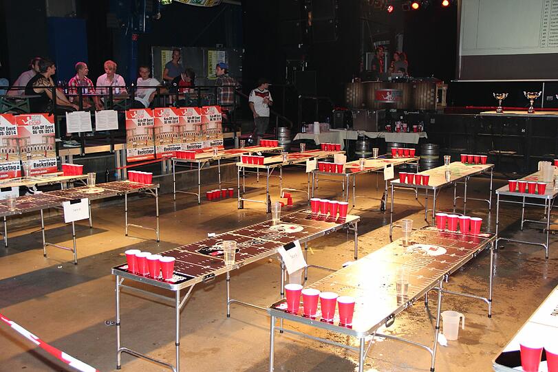 Vor den Spielen, wurden die Spielfelder im Backstage immer wieder vorbereitet.