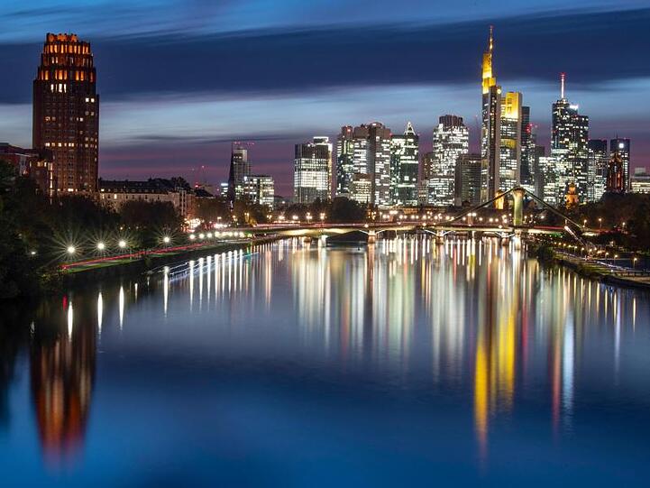 Blick auf die Frankfurter Bankenskyline: Bei den hoch umstrittenen "Cum-Ex"-Steuergeschäften hat der Staat nach Aussage eines beteiligten Anwalts die Tür selbst weit aufgestoßen für den Deal zu Lasten der Allgemeinheit.