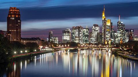 Blick auf die Frankfurter Bankenskyline: Bei den hoch umstrittenen "Cum-Ex"-Steuergeschäften hat der Staat nach Aussage eines beteiligten Anwalts die Tür selbst weit aufgestoßen für den Deal zu Lasten der Allgemeinheit.