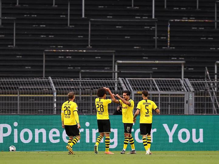 Emre Can (2.v.r.) von Borussia Dortmund jubelt mit seinen Teamkollegen über sein Tor zum 1:0 gegen Hertha BSC.