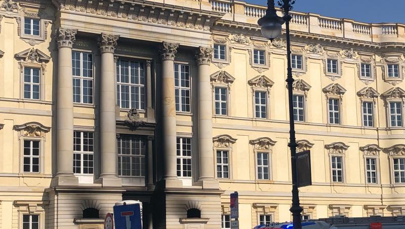 Ein Feuerwehrfahrzeug steht vor dem Berliner Humboldt Forum. Teile der Fassade sind schwarz vom Ruß.