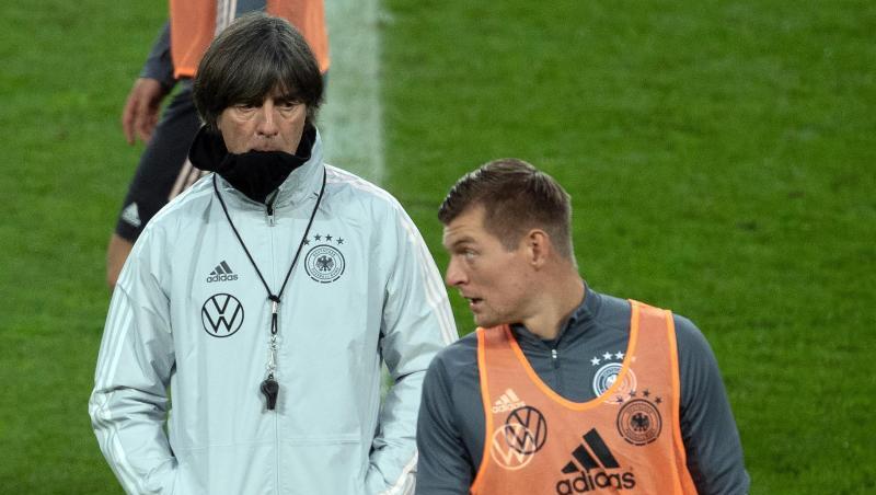 Bundestrainer Joachim Löw (r) und Toni Kroos (l) im Gespräch.