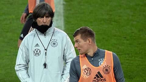 Bundestrainer Joachim Löw (r) und Toni Kroos (l) im Gespräch.
