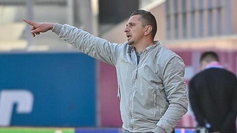 Regensburgs Trainer Mersad Selimbegovic steht am Spielfeldrand.