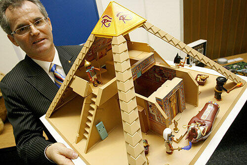 Ein Produkt, das allen Qualitäts-Standards entspricht: Die Messe-Neuheit &bdquo;Pyramide&ldquo; und das gesamte Angebot des Branchen-Riesen Playmobil zählen zu den unbeanstandeten Spielsachen.