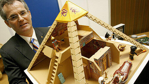 Ein Produkt, das allen Qualitäts-Standards entspricht: Die Messe-Neuheit „Pyramide“ und das gesamte Angebot des Branchen-Riesen Playmobil zählen zu den unbeanstandeten Spielsachen. Ein Produkt, das allen Qualitäts-Standards entspricht: Die Messe-Neuheit „Pyramide“ und das gesamte Angebot des Branchen-Riesen Playmobil zählen zu den unbeanstandeten Spielsachen.