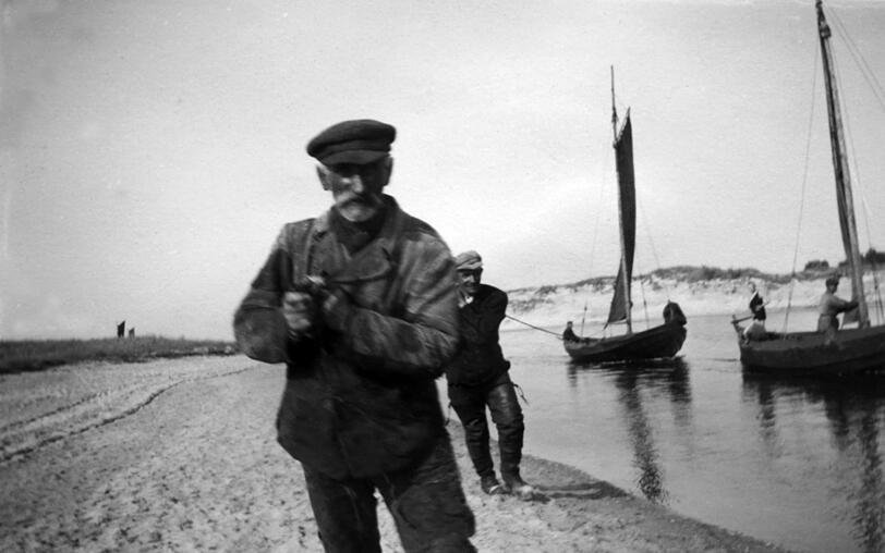 Max Pechstein war auch ein versierter Fotograf, hier sieht man Fischer beim Treideln um 1927.